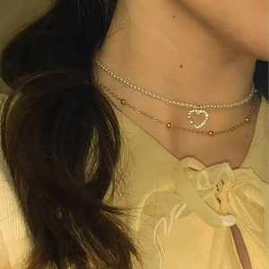 Simple Pearl choker pendant - Simple pearl choker pendant, gulligt men elegant också. Justerbart. Skriv I chatten vid frågor. Jag skickar bild på paketet innan jag posta 🦋