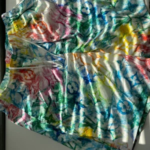 LV PASTEL SHORTS - Shorts från Louis Vuitton storlek M passar L, orginal priset köptes för 9.400kr 