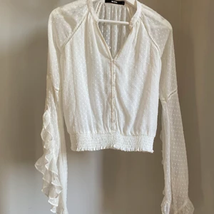 Vit blus  - Älskar denna som blivit förliten. Super fint material och är super bra skick. Storlek small.