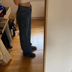 Zara jeans - Dessa zara jeans som blivit för stora för mig men de är sjukt snygga!! Säljer för 150+ frakt 💖💖