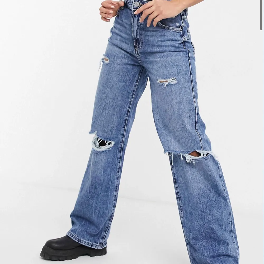 Slutsålda jeans! Använd ett fåtal gånger så inprincip nyskick, jättefina jeans men säljer pga att jag behöver plats i garderoben! Storlek 32!. Jeans & Byxor.