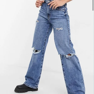 Jeans med wide leg från Bershka - Slutsålda jeans! Använd ett fåtal gånger så inprincip nyskick, jättefina jeans men säljer pga att jag behöver plats i garderoben! Storlek 32!