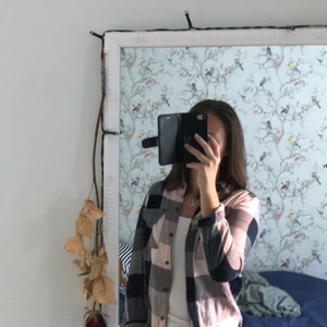 Skjorta från H&M  - Rutig skjorta från H&M i storlek 32, skulle kunna passa en XS och S också. Köpt för några år sedan och är använd ett antal gånger sen dess. Men skulle ändå säga att skjortan är i ett ganska bra skick utan några stora slitningar. Säljer för att den blivit för liten. Säljer den för 75 kr+ frakt.