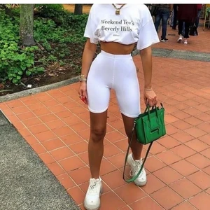 S - Super snygga trendiga vita cykel byxor!✨Säljer pågrund av att dem inte kommer till ngn anledning har haft dem två gånger så dem är i super skick!🤍Frakten står köparen för!