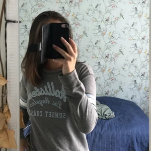 Tröja från Hollister - Tröja/sweatshirt från Hollister i storlek XS köpt för några år sedan. Använd ett antal gånger men är ändå av ett ganska bra skick. Säljer för att den är för liten för mig och för att den inte kommit till användning. Säljer för 100 kr+ frakt.