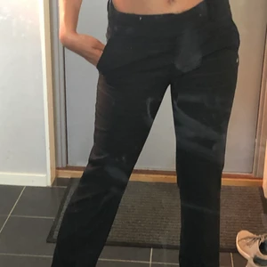 Low waisted rutiga svarta kostymbyxor  - Säljer dessa low waisted kostymbyxor som är ruttiga. Från Stockholm LM