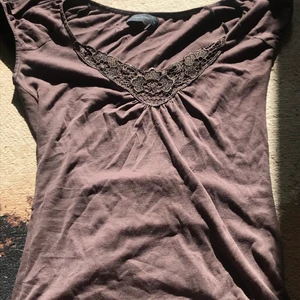 Tröja!! - En brun tröja med spets som slutar runt midjan! Säljer pga att jag inte använder den lika mycket längre🥺 Skulle säga passar både S och M✨ skriv om intresserad😘 !✨❤️KÖP DIREKT FÖR 180KR!