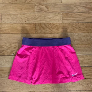 Nike tenniskjol - Strl s. Använd men i gott skick. 