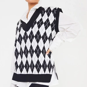 monochrome väst från prettylittlething - säljer denna pga impulsköp från prettylittlething. verkligen supermysig och snygg ^^ 