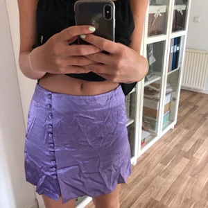 Satin kjol - Lila Satin kjol från zara som inte går att köpa längre. Den är i storlek s och är bara använd en gång innan. 
