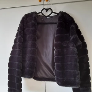 Fuskpäls jacka  - Varm,stänger den med ett krock fäste på jackan. Använt mån gång bara.köte den för 2 år sedan ,bra skick.