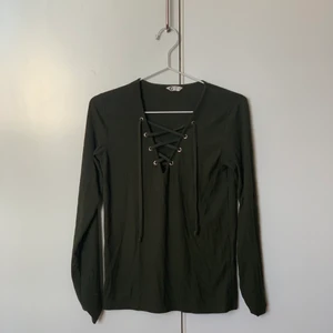 Tröja från Cubus  - Mörkare grön tröja från Cubus. Med lite design på framsidan. Använt ett par gånger. 