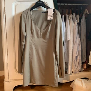 Klänning - Klänning från zara. Aldrig använd, prislapp kvar. Sitter relativt tajt. Nypris 359kr. 200kr plus frakt💗.