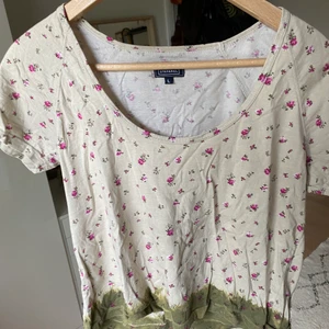 Baby tee  - Fin T-shirt som sitter lite tightare. Jättefint mönster men används tyvärr inte tillräckligtmycket