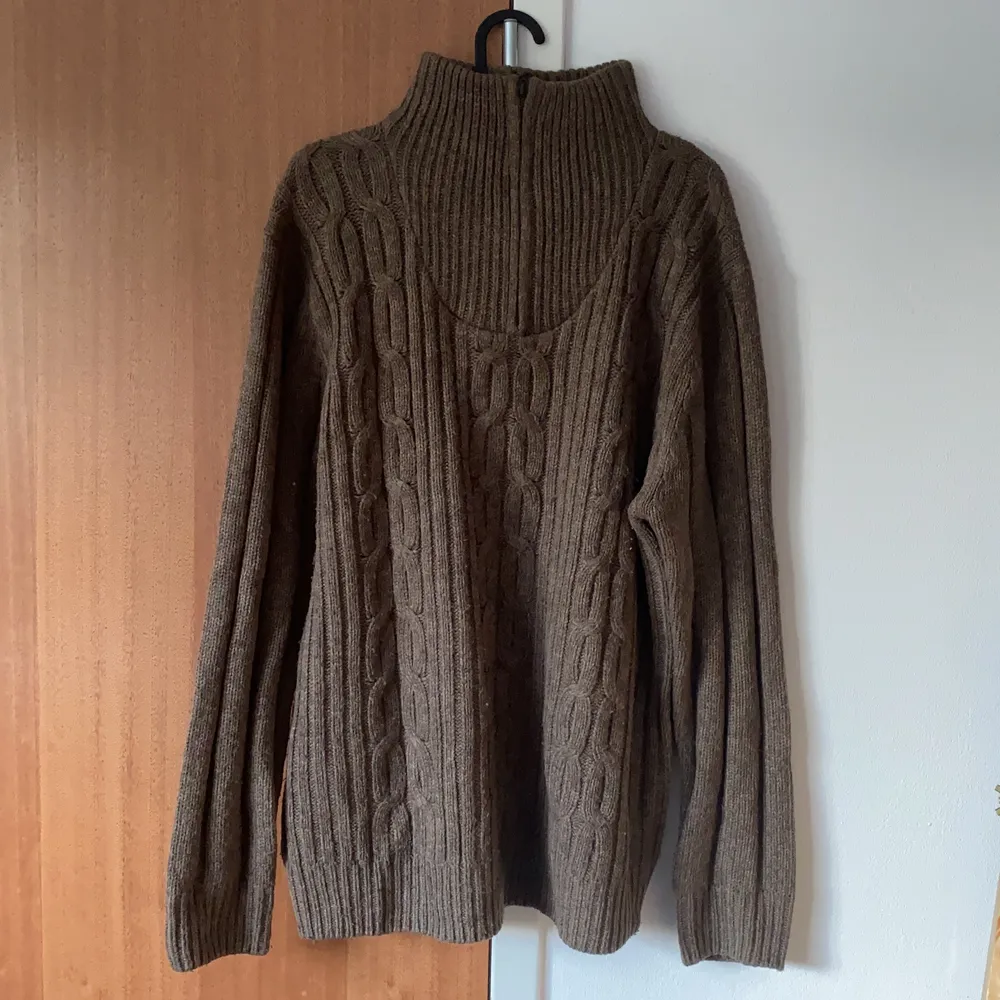 Cozy brown sweater, never used, perfect condition. Size XL. Stickat.