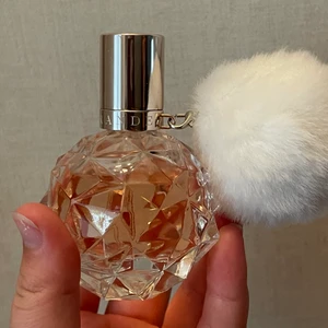 Ari parfym-Ariana Grande - Säljer denna Ari parfym… men har inte kvar förpackningen🥺 men ni får köpa den om ni vill ändå💗💗