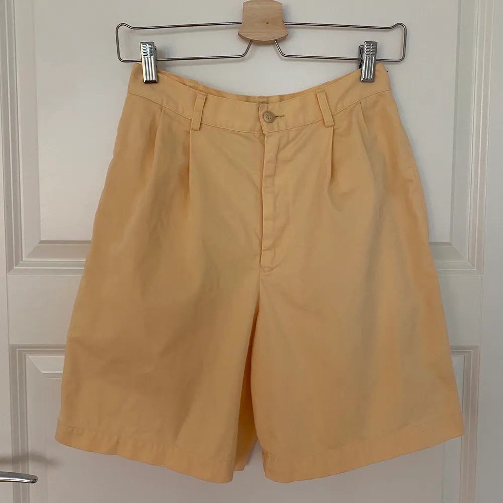 Ett par vintage Ralph Lauren shorts💕 perfekta för en sommar dag☀️ har en fläck på högra benet men syns knappt. Dem är på längre sidan (ungefär 46cm). Kan mötas up i Stockholm, ändå ingår frakten✨ . Shorts.