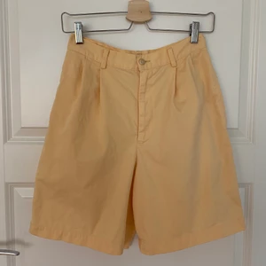 Vintage shorts💛 - Ett par vintage Ralph Lauren shorts💕 perfekta för en sommar dag☀️ har en fläck på högra benet men syns knappt. Dem är på längre sidan (ungefär 46cm). Kan mötas up i Stockholm, ändå ingår frakten✨ 