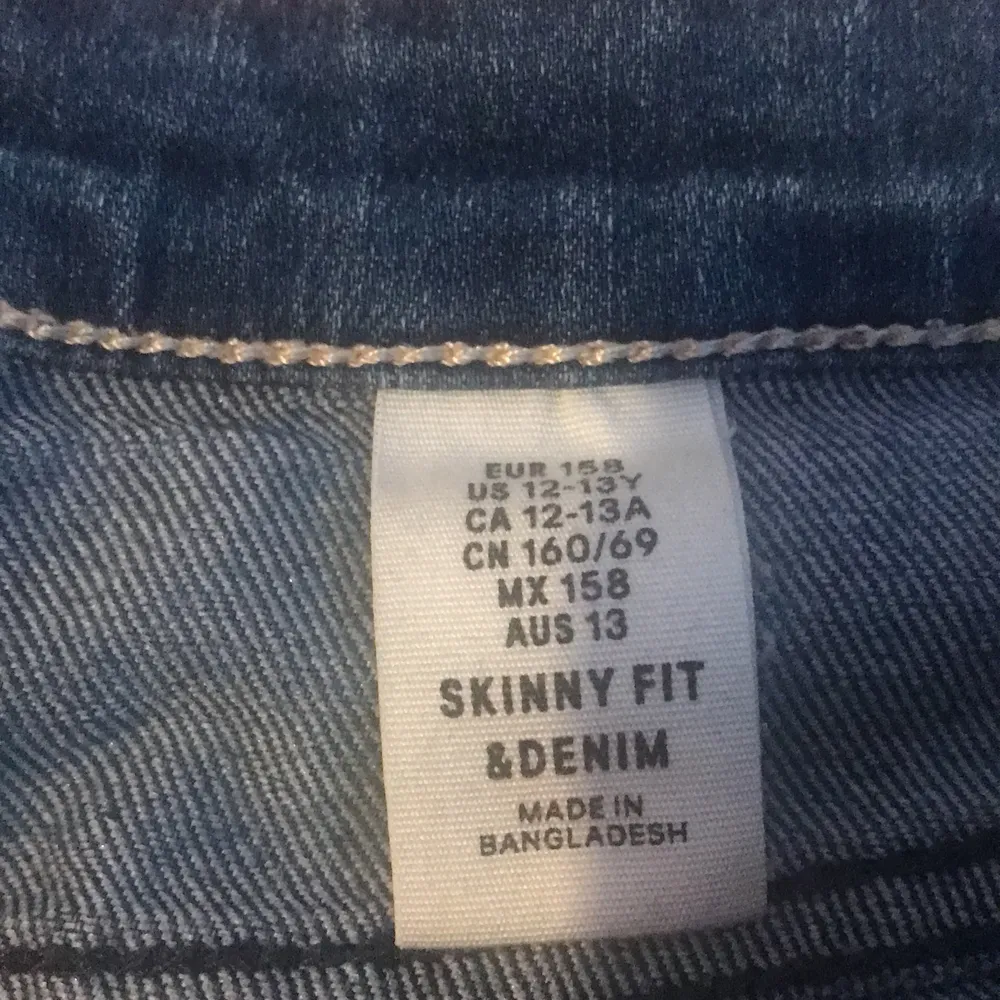 Storlek: 158 (passar mig XS) pris: 10kr + 45kr frakt = 55kr . Jeans & Byxor.