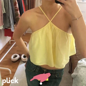 Gul topp - (Publicerar plagget på nytt) Jättefin gul topp som passar perfekt nu i sommar☀️Nästan helt oanvänd. Frakt: 49kr