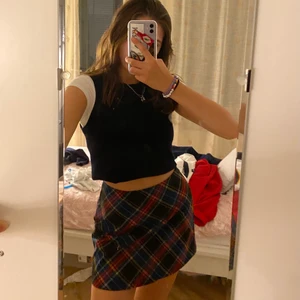 90s rutig kjol - Superfin 90s rutig kjol💕 den är i bra skick men säljer eftersom den är för liten. Kan mötas upp men frakt ingår i priset✨ (midjan: ungefär 72 cm, längd: 38.5 cm)