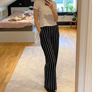 Superfina randiga byxor - Jättefina mörkblåa byxor från vero moda i storlek XS, har dock stretch där bak så passar bra på mig som brukar ha S. Säljer då de inte kommer till användning och de är därmed i bra skick! Frakt tillkommer.