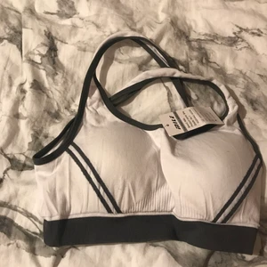 Helt ny sport bh - Ny, märkes från Mile. Köptes dyrt men säljs för 100kr + 45kr frakt = 145kr :)  Storlek M men passar S! 