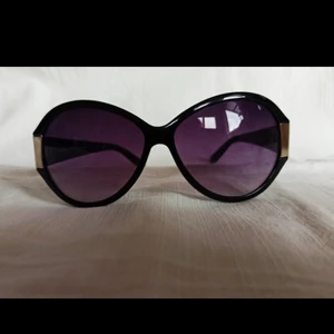 Gina Tricot solglasögon lila  - Lila unika solglasögon, sparsamt använda.