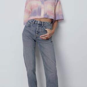 Jag säljer dessa helt nya endast prövade jeans! Modell heter jeans mid rise straight och är helt slutsålda i både butik och på nätet på Zara! Startbud: 300 kr + frakt!💘 