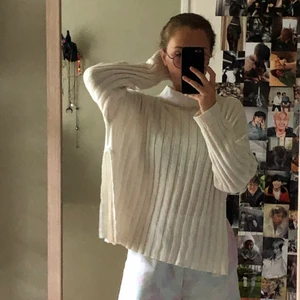 Vit stickad mysig tröja - Super skön vit tröja i storlek M skulle jag säga! Jag är S och den är oversize på mig. Den är väldigt luftig och har en slit på varje sida❣️ 