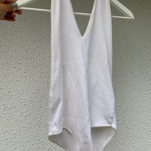 Vit body - Vit body från zara. Ribbat material som är väldigt skönt! 