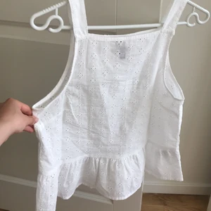 Vit topp med volang - Säljer denna fina topp. Den har prislappen kvar och är i strl 32💗