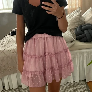 Rosa volangkjol💕 - En superfin volang/prickig kjol i gammaldags rosa.💕