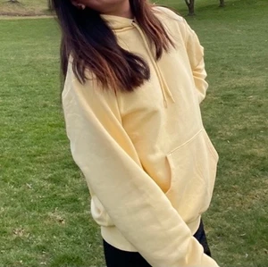 Hoodie - Frakt ingår i priset! Jättesnygg gul hoodie som tyvärr inte kommit till användning så mycket. Skriv till mig för fler bilder! 💛 ❤️
