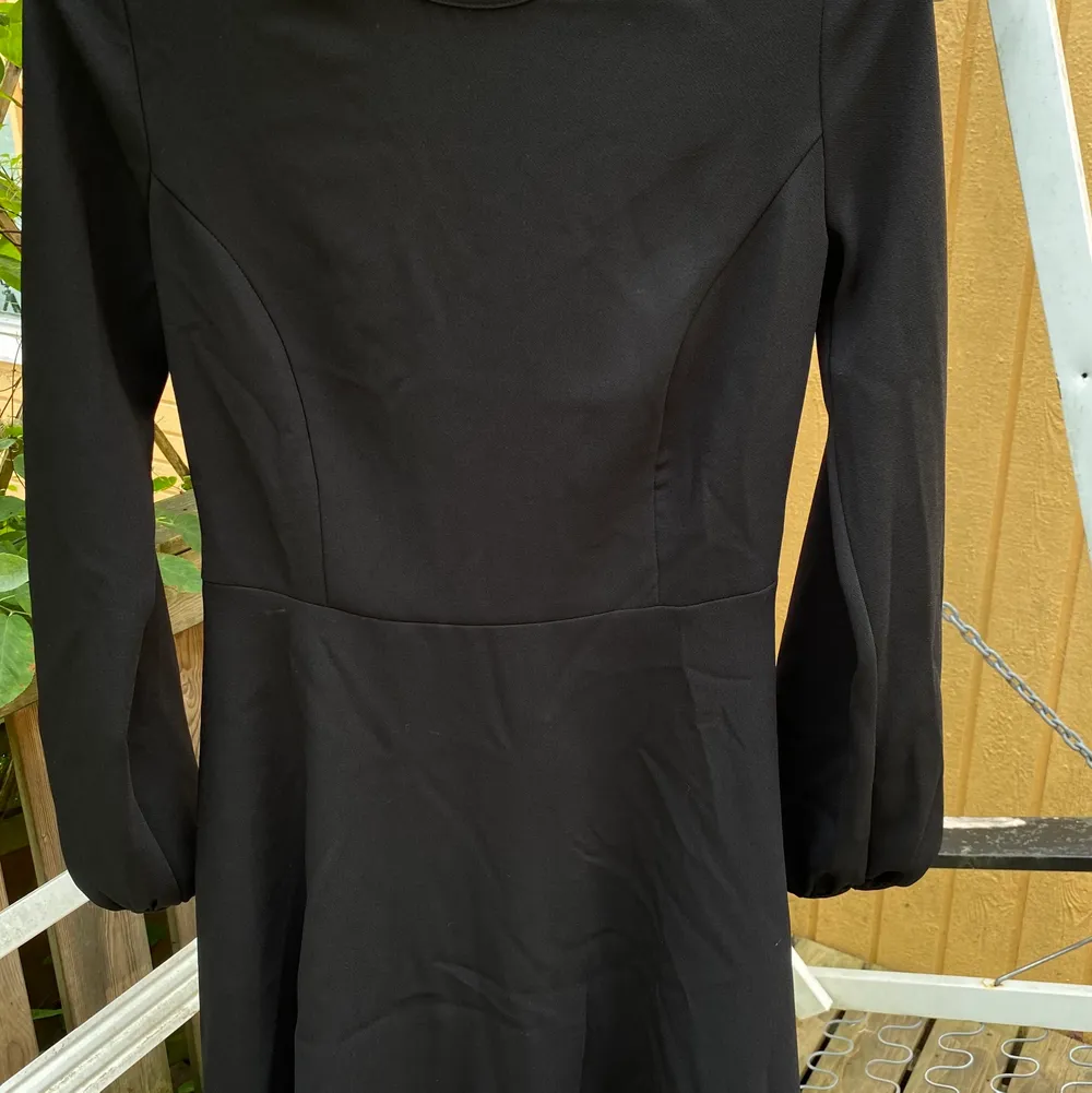 Klassisk, chic svart klänning från Chiquelle. Aldrig använd med prislapp kvar. Är strl 38, men liten i storlek och passar bättre en 34/36. Köparen står för ev. frakt. . Klänningar.