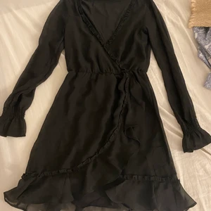 Volangklänning - Supergullig volangklänning i storlek 32 från hm! 32/xs 