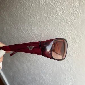 Emporio armani solglasögon - Äkta emporio Armani solglasögon tyvärr inte riktigt min stil så säljer de, de är från 2000 talet, super bekväma! Pris går att diskuteras vid snabb affär☺️ Om du undrar något så är det bara att skriva💞