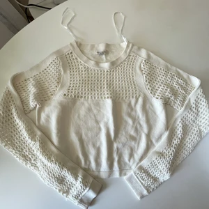 Topp - Säljer oanvänd crop top från river island. Storlek S 