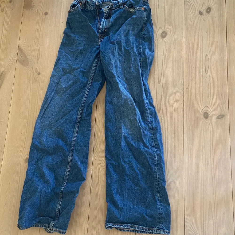 helt rena mörkblå monki wide leg jeans som är i köpta nyligen men är för korta på mig som är 175cm. Jeans & Byxor.
