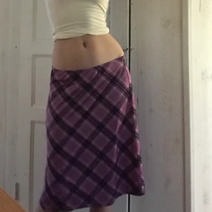 Fin rutig kjol - Helt oanvänd kjol i väldigt gott skick. Jättefin nu i sommar , inköpt på loppis. Ifrån märket HPO. Ganska liten i storleken då den passar perfekt på mig som är en xs