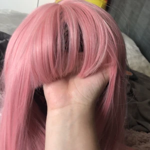 Rosa cosplay peruk - Råkade köpa 2 stycken istället för 1 så jag säljer denna :) funkar bra till många olika cosplays, om man bara vill ha den som en vanlig peruk går den såklart bra också. Den är helt ny och aldrig använd. Materialet är hyfsat bra för att vara så billig!!  