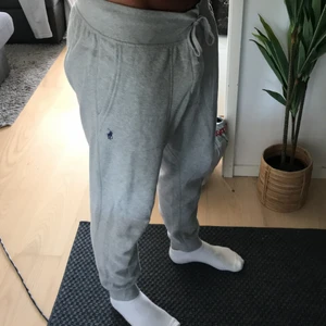 Ralph Lauren sweatpants passar S-M - Ralph Lauren sweatpants som passar storlek S-M. Liten fläck vid midjan där av priset. Billigare vid snabb affär.