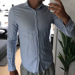 Skjorta från Zara storlek M - Skjorta från Zara storlek M i fint skick. Billigare vid snabb affär.