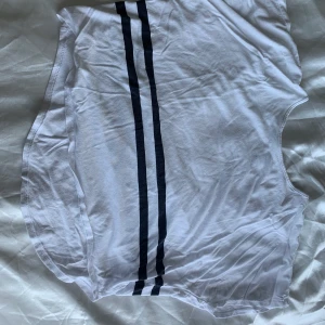 Croppad tshirt med två svarta sträck runt magen, str 146-152 - Bra skick
