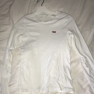 Långärmad tröja från levis - Vit långärmad tröja från Levis storlek XS, använd fåtal gånger då den är för liten. Nyskick 💖