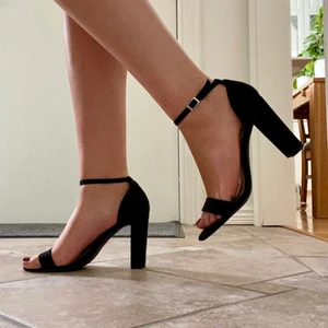 Svarta klackar i suedematerial - Fina svarta klackar från ASOS i Wide Fit. Skorna är använda några fåtal gånger och har dessvärre några märken baktill 💕