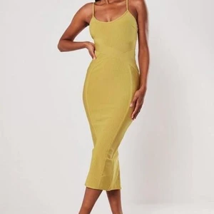 Missguided Premium Bandage Klänning  - Klänning från Missguided i stl.36. Tyget är i ett bandagematerial av hög kvalite, tjockt, och känns lyxigt.😍 Klänningen är stretchig, så man kan gå ner en storlek utan problem och har även justerbara remmar, så de går att anpassa till din önskan!✨ Klänningen är endast använd en gång på bröllop❤️‍🔥
