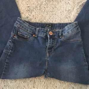 Mörk blåa jeans - Jätte snygga mörk blåa jeans har alltid äskat dom men har växt ur dom nu 