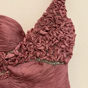 Fest Klänning - Otroligt vacker klänning köpt för en bröllopsfest och då endast använd en gång! Det är en S men skulle nog även passa M - skickar bilder med den på om någon vill see passform. Köparen står för fraktkostnaden 