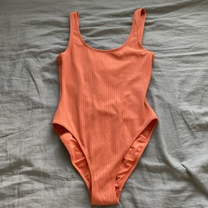 ✨Weekday✨ (strl xs) - Jätte fin baddräkt som jag säljer pga att den sitter lite för tight på mig. Pris kan diskuteras. Köpare står för frakt💘